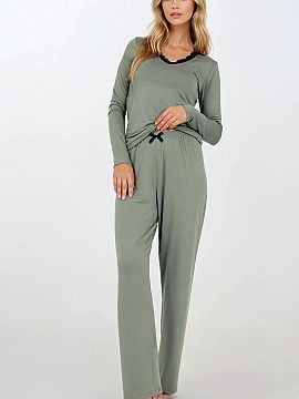 Pyjama Momenti Per Me  Two-piece pajama designed with elegance and comfort in mind. The V-neck, subtly finished with lace, adds feminine charm and lightness to it.