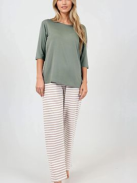 Pyjama Momenti Per Me  Two-piece pajamas with an elegant style, created with comfort and a feminine look in mind. The round neckline and 3/4 sleeves add subtle cha