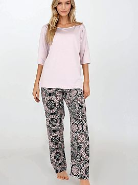 Pyjama Momenti Per Me  Stylish and comfortable women\'s pajamas in a 2-piece set, created with everyday relaxation and feminine aesthetics in mind. The top with 3/