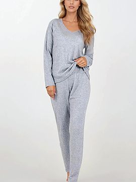 Pyjama Momenti Per Me  Women\'s two-piece pajamas that combine elegance with maximum comfort. The long-sleeved top with a V-neck is designed in a loose oversize cu