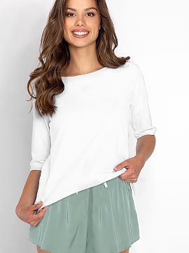 Pyjama Momenti Per Me  Pajamas with a blouse with a U neckline are the perfect choice for women who appreciate comfort, style and softness. The delicate color sche