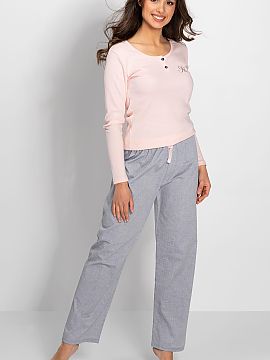 Pyjama Momenti Per Me  Momenti Per Me Linda two-piece women\'s pajamas. Blouse with long sleeves and buttons at the neckline in light pink. A patch with the brand\