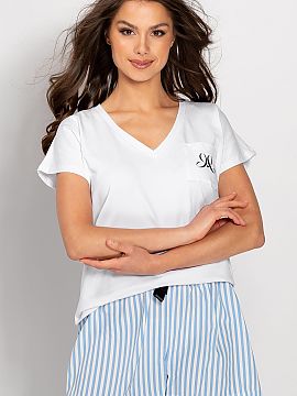 Pyjama Momenti Per Me  Ladies\' pajamas consisting of a blouse and shorts. Short-sleeved shirt with a pointed neckline and a pocket at chest level. Short shorts wi