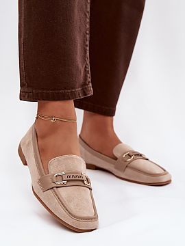 Loafers Step in style  Women\'s loafers are an elegant and versatile option, ideal for everyday wear. Set on a flat heel, they provide comfort and stability while 