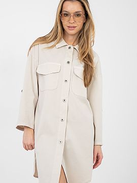 Daydress Rue Paris  Comfortable shirt dress with a loose fit, perfect for everyday styling. The model is buttoned up, with a classic collar that gives the whole