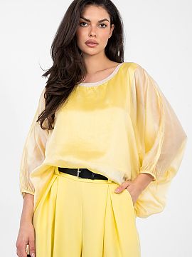 Bluzka Italy Moda  Elegant blouse of standard length, perfect for work and formal occasions, combining stylish look with comfortable wear. The model made of a 