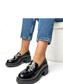 Mocassin Solea  Loafers with a zirconia decoration are an elegant proposition for women who value style and comfort. Made of high-quality synthetic leather,