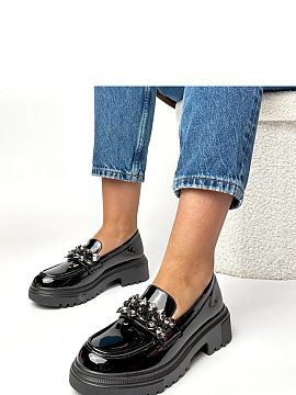 Mocassin Solea  Loafers with an interesting decoration on the front are stylish footwear that combines a classic form with a modern accent. Made of high-qua