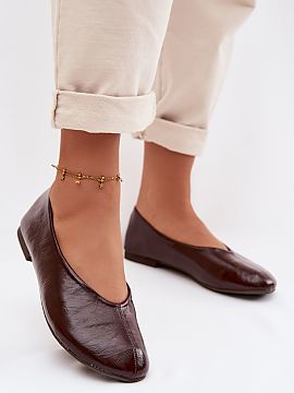 Balerinki Step in style  Women\'s ballet flats made of patent eco leather are a classic and elegant option for everyday wear. The flat design ensures comfort, while 