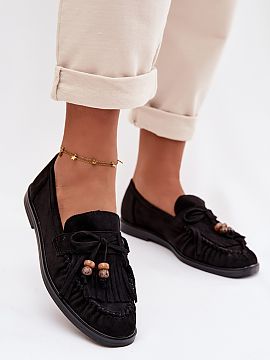 Moccasins Step in style  Women\'s moccasins made of eco-suede are a stylish everyday proposition. The front of the shoe is adorned with decorative fringes and a bow 