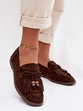 Moccasins Step in style  Women\'s moccasins made of eco suede are a stylish proposal for everyday wear. The front of the shoe is decorated with decorative fringes an