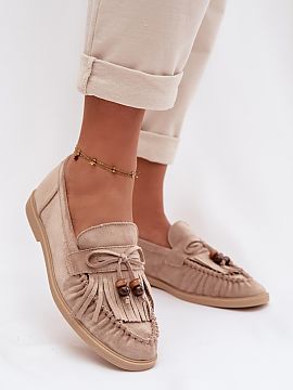 Moccasins Step in style  Women\'s moccasins made of eco-suede are a stylish proposal for everyday wear. The front of the shoe is adorned with decorative fringes and 