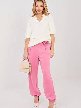 Tracksuit trousers Italy Moda  Elegant jogger pants are a combination of comfort and stylish finishing. The model with long legs ending in cuffs fits perfectly on the silh