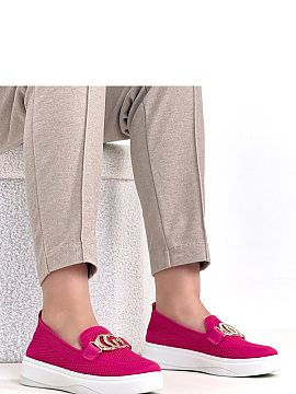 Sneakers Solea  Modern sneakers with an eye-catching decorative buckle on the front are a stylish proposal for those who appreciate comfort and original det