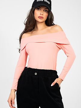 Blouse Rue Paris  Stylish everyday blouse with a fitted cut that beautifully accentuates the silhouette and provides comfort when worn. The model in a classic