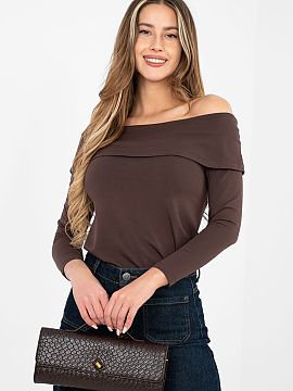 Blouse Rue Paris  Stylish everyday blouse with a fitted cut, which beautifully emphasizes the silhouette and ensures comfort. The model in a classic, smooth v