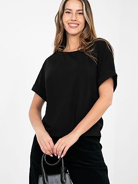Blouse Rue Paris  The classic oversized basic blouse is a must-have in every wardrobe. The loose fit provides freedom of movement and comfort throughout the d