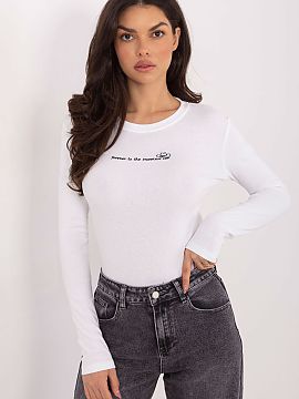 Bluzka Factory Price  Fitted women\'s longsleeve blouse in a casual style, perfect for everyday wear. A universal proposition for women who value comfort and a fa