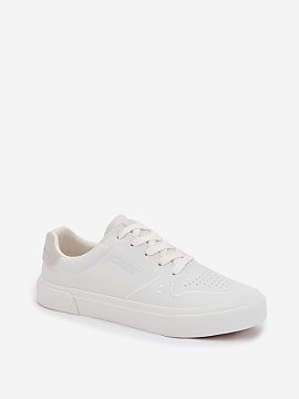 Sports footwear Step in style