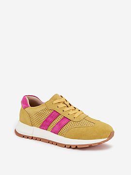 Sports footwear Step in style