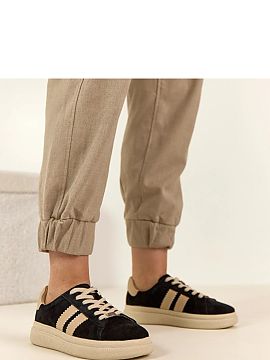 Sports footwear Solea  Classic sports shoes made of high-quality natural suede leather that combine timeless design with everyday comfort. The soft, carefully fini