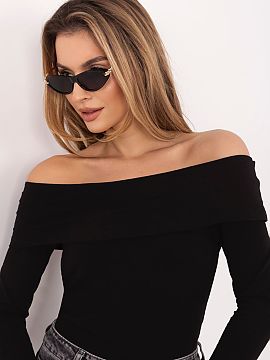 Bluzka Rue Paris  Stylish everyday blouse with a fitted cut, which beautifully emphasizes the silhouette and provides comfort. The model in a classic, smooth 