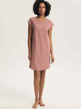 Nightshirt Henderson  Stylish nightshirt with short sleeves, combining comfort with a delicate, feminine character. Loose, comfortable cut provides full freedom o