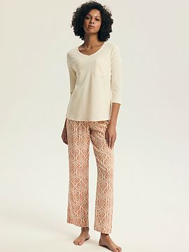 Pyjama Henderson  Stylish women\'s pajamas that combine comfort with a feminine, delicate design. Made of soft and breathable fabric, it provides a pleasant f