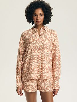 Pyjama Henderson  Stylish women\'s pajamas consisting of a long-sleeved shirt and short shorts, combining comfort with an elegant, classic style. Made of soft