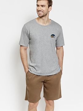 Pyjama Taro  Men\'s pajamas with a short-sleeved shirt and shorts are a comfortable option not only for sleeping, but also as comfortable homewear. The s