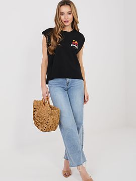 T-shirt Sublevel  Women\'s T-shirt of standard length, made of high-quality cotton, which ensures comfort throughout the day. Sleeveless model with a classic,