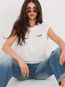 T-shirt Sublevel  Women\'s T-shirt of standard length, made of high-quality cotton that provides comfort throughout the day. The sleeveless model with a class