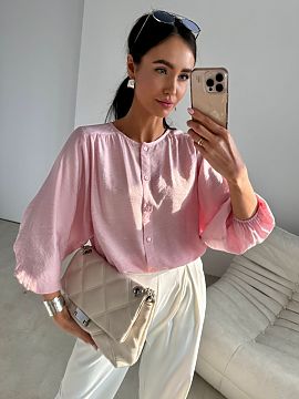 Bluzka Roco Fashion  Airy, elegant blouse with a loose cut, subtly falling sleeves and delicate button fastening combines comfort with modern, feminine aesthetic