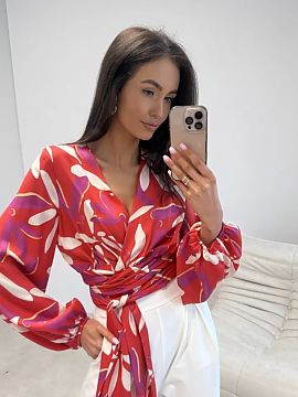 Bluzka Roco Fashion  Stylish blouse with a wrap-around style and an eye-catching tie at the waist subtly emphasizes the silhouette and attracts attention with a 