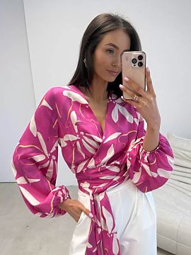 Bluzka Roco Fashion  Stylish blouse with a wrap-around style and an eye-catching tie at the waist subtly emphasizes the silhouette and attracts attention with a 