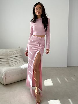 Bluzka Roco Fashion  The pink blouse with a fitted silhouette and long sleeves subtly accentuates the figure, creating a timeless base for many stylizations. Its