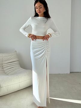 Bluzka Roco Fashion  The pink blouse with a fitted cut and long sleeves subtly emphasizes the silhouette, creating a timeless base for many stylizations. Its min