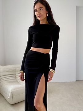 Bluzka Roco Fashion  The black blouse with a fitted cut and long sleeves subtly emphasizes the silhouette, creating a timeless base for many stylings. Its minima