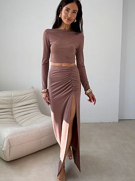 Bluzka Roco Fashion  The fitted blouse with long sleeves subtly emphasizes the silhouette, creating a timeless base for many stylizations. Its minimalist charact