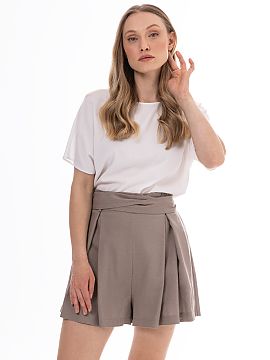 Shorts awama  Light and stylish linen shorts with a feminine, loose cut. The high waist with a decorative belt beautifully accentuates the waist, and the 