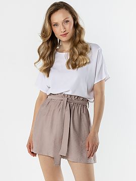 Shorts awama  Light shorts with a loose cut are the perfect choice for warm days. The high waist with a pleated waist beautifully emphasizes the silhouett