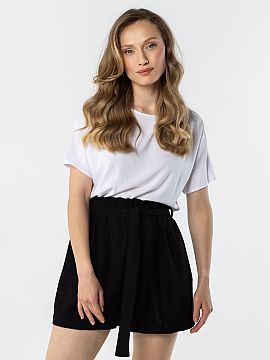 Shorts awama  Light shorts with a loose cut are the perfect choice for warm days. The high waist with a gathered waist beautifully emphasizes the silhouet