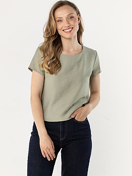 Bluzka awama  A lightweight blouse with a simple, loose cut is a versatile wardrobe piece that works great in everyday stylings. The round neckline subtly