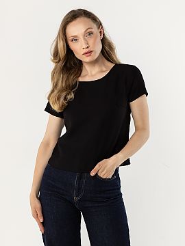 Bluzka awama  A light blouse with a simple, loose cut is a universal wardrobe piece that works great in everyday stylizations. The round neckline subtly e