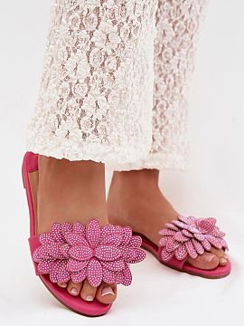 Flip-flops Step in style  Women\'s flat sole sandals are an ideal choice for warm days when comfort and lightness matter. The simple design makes the model perfect fo