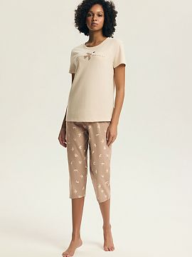 Pyjama Henderson  Women\'s pajamas combining comfort with a fashionable, feminine style. The set consists of a short-sleeved shirt with a striking print that 