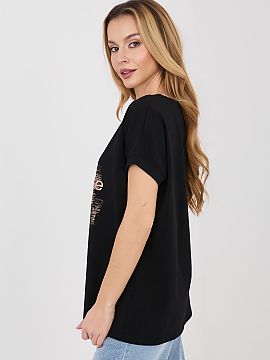 Bluzka Relevance  Stylish and comfortable daily blouse in a casual edition, perfect for everyday wear. The model has a classic, round neckline finished with a