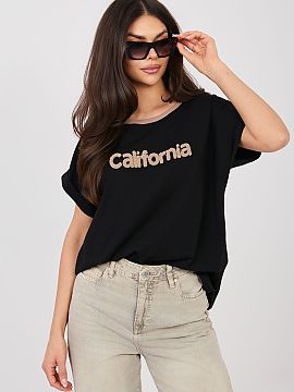 Bluzka Relevance  Stylish and comfortable everyday blouse in a casual edition, perfect for daily stylizations. The model has a classic, round neckline finishe