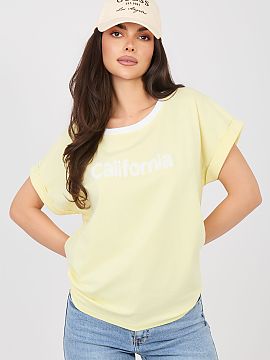 Bluzka Relevance  Stylish and comfortable everyday blouse in a casual style, perfect for everyday styling. The model has a classic, round neckline finished wi