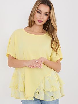 Bluzka Italy Moda  Daily blouse made of high quality cotton, which ensures comfort throughout the day. A model with a smooth, minimalist pattern, making it eas